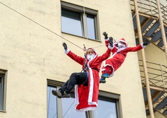Božički se bodo spustili s strehe Klinike za pediatrijo in razveselili bolne otroke
