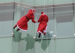 FOTO: Božički s spustom s strehe razveselili otroke v UKC Maribor