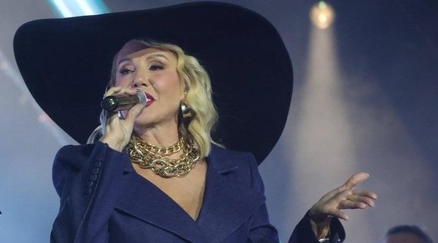 Lepa Brena na snemanje prišla s kultno torbico, ki jo je skoraj nemogoče kupiti (VIDEO) (foto: Profimedia)