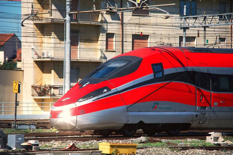 Če se bodo testne vožnje izkazale za uspešne, naj bi železniško povezavo Ljubljane in Milana vzpostavili aprila prihodnje leto.