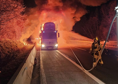 Na štajerski avtocesti zagorela električna vozila na tovornjaku: cesta je zaradi požara popolnoma zaprta