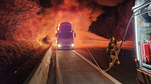 Na štajerski avtocesti zagorela električna vozila na tovornjaku: cesta je zaradi požara popolnoma zaprta