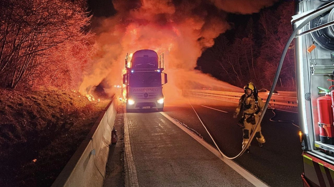 Na štajerski avtocesti zagorela električna vozila na tovornjaku: cesta je zaradi požara popolnoma zaprta (foto: Facebook/Promet za Štajersko/Ismar Mahmutovic)