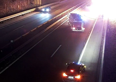 Nevarno: slovenski tovornjakar vozil v napačno smer, nato obrnil na avtocesti