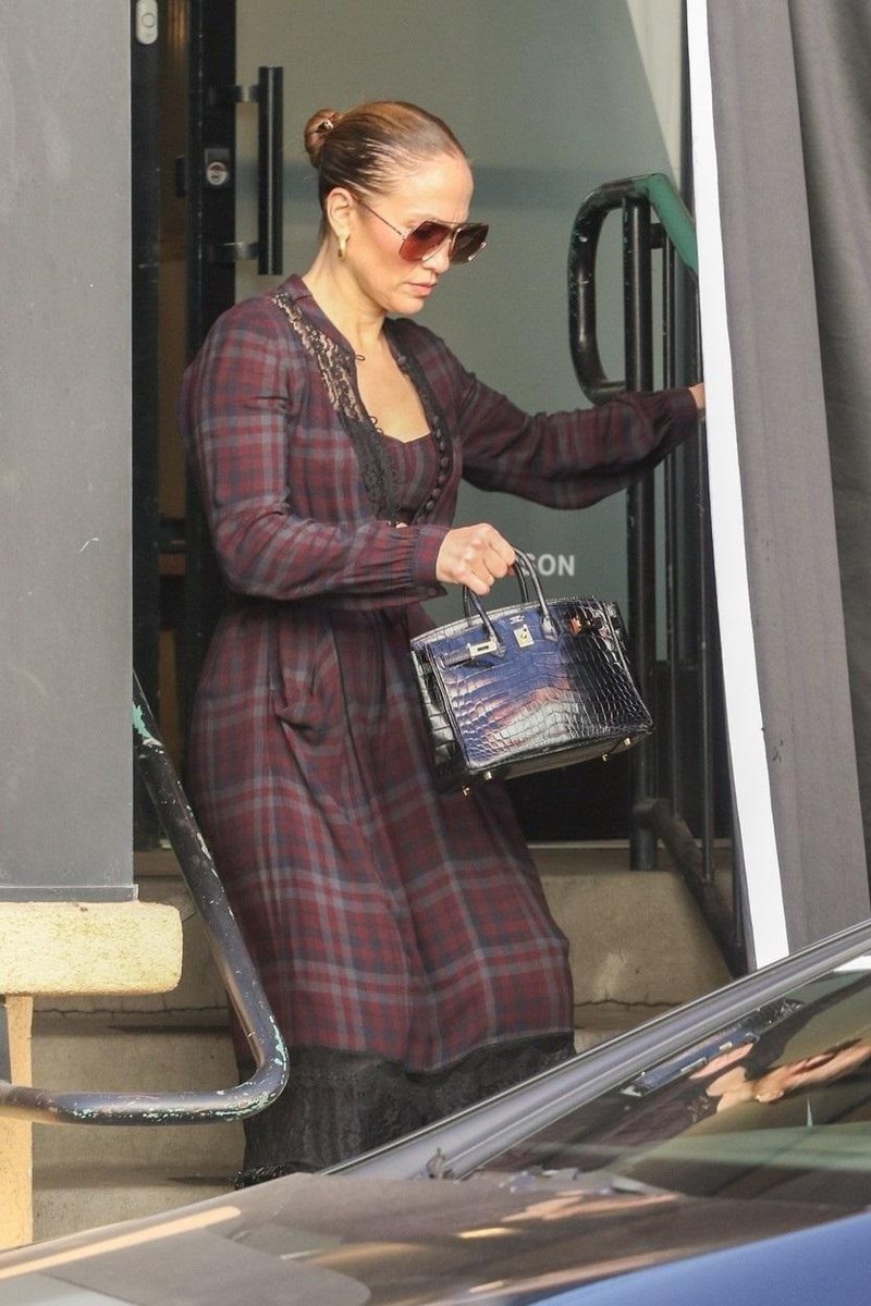 Jennifer Lopez z manjšo Hermèsovo torbico.