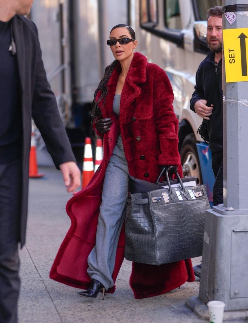 Za Kim Kardashian so pri Hermèsu očitno izdelali orjaško potovalno torbo.