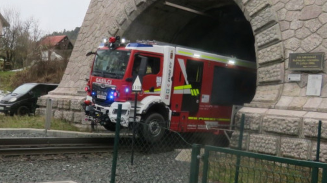 To ni fotomontaža: več kot dva milijona evrov vredno novo reševalno vozilo lahko vozi tudi po tirih (foto: Gov.si)