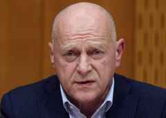 Nekdanji delodajalec od novega ministra za javno upravo terjal 400.000 evrov: zdaj so dosegli sodno poravnavo