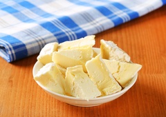 Po zaužitju sira iz znane sirarne umrlo pet oseb, več jih je hudo zbolelo (med njimi tudi dojenček)