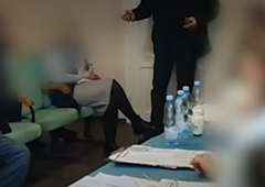 Grozljivka na občinski seji: vkorakal v dvorano in sprožil tri ročne bombe (VIDEO)