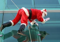 FOTO: Božički s spustom s strehe razveselili bolne otroke, ki so jih obiskali tudi znani obrazi