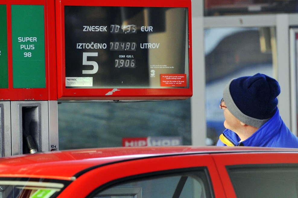 Kmalu bodo v veljavo vstopile nove cene goriva: preverite, ali se vam splača na bencinsko črpalko še danes (foto: Bor Slana/Bobo)