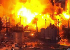V nepojasnjeni eksploziji na naftnem terminalu več mrtvih: na stotine ljudi je bilo prisiljenih zapustiti območje (VIDEO)