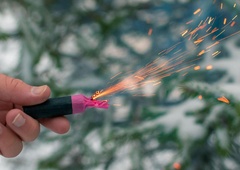 Poglejte, kaj naredi petarda, ki poči v roki (policija posredovala grozljive fotografije)