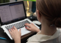 Hlepijo po ustreznih delavcih, plačali pa bi jih z drobižem (honorarji se celo znižujejo)