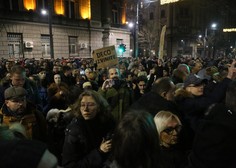V Beogradu poteka protestni shod, napovedali tudi gladovno stavko (FOTO)