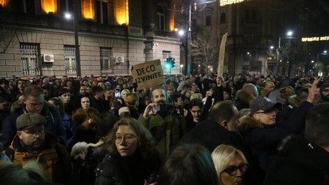 V Beogradu poteka protestni shod, napovedali tudi gladovno stavko (FOTO)