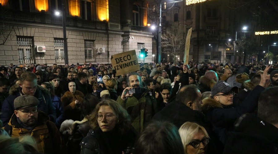 V Beogradu poteka protestni shod, napovedali tudi gladovno stavko (FOTO) (foto: Profimedia)