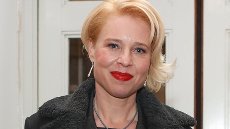Urška Klakočar Zupančič na gledališki premieri z zanimivo torbico, pa je primerna za tak dogodek? (FOTO)