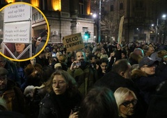 V Beogradu so strasti močno razvnete: zaradi "volilne kraje" na ulicah več tisoč ljudi (VIDEO)