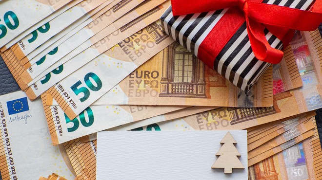 Ste vedeli, koliko mora podjetje državi plačati za vašo božičnico? (foto: Profimedia)