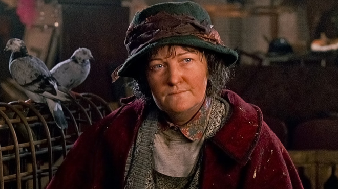 Vsi se spomnimo ženske z golobi iz legendarnega filma, le malo kdo pa ve, kako žalostna je njena resnična zgodba (foto: Profimedia)