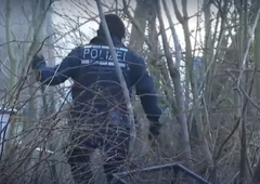 Sredi ledenega večera izginila dveletnica: iskalna akcija vodila do reke, kjer so zdaj našli njeno truplo