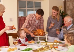 Napihnjenost, zgaga, slabost: kako preživeti prenajedanje ob božični večerji s čim manj posledicami?