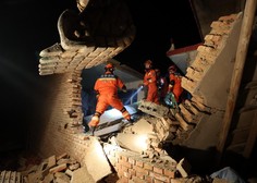 Poleg ekstremnih temperatur jih je zdaj prizadel še potres: tisoče reševalcev išče preživele