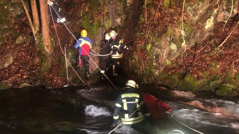 Pijana 14-letnica padla v ledeno reko: reševalo jo je 59 gasilcev (FOTO)