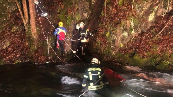 Pijana 14-letnica padla v ledeno reko: reševalo jo je 59 gasilcev (FOTO) (foto: Facebook/Freiwillige Feuerwehr Pressig)