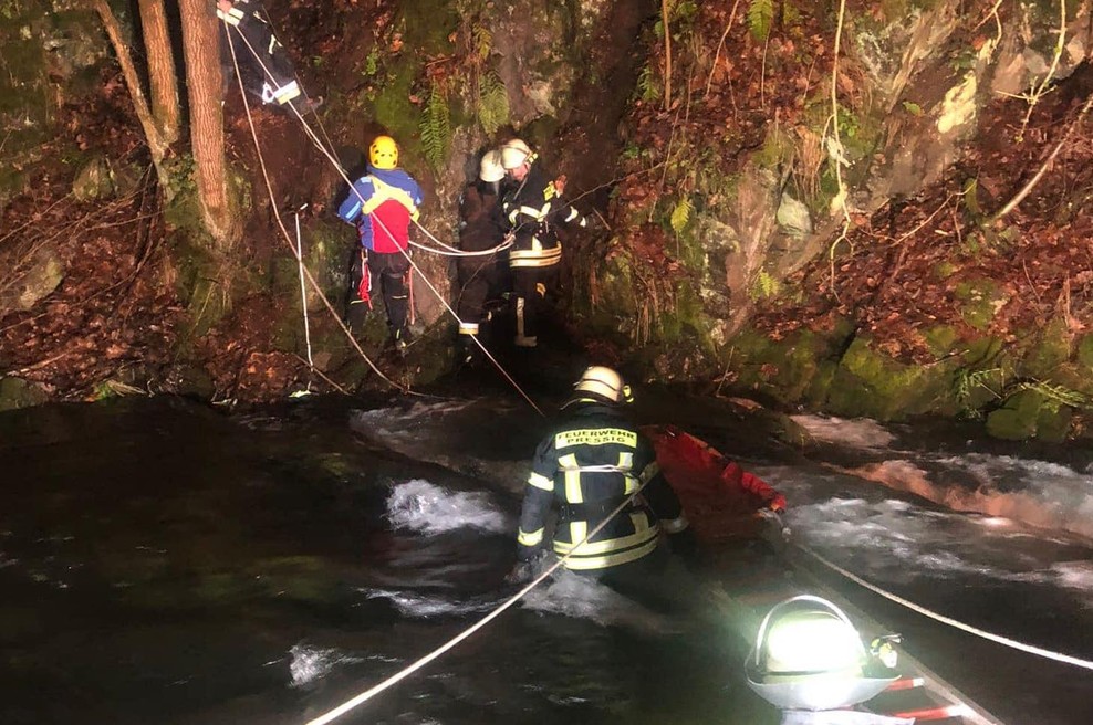 Pijana 14-letnica padla v ledeno reko: reševalo jo je 59 gasilcev (FOTO) (foto: Facebook/Freiwillige Feuerwehr Pressig)