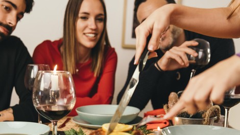 božična večerja puran hrana prijatelji druženje