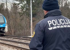 Tragedija pri Postojni: znano je, kakšne poškodbe sta utrpela huje poškodovana delavca iz skupine, v katero je trčil vlak