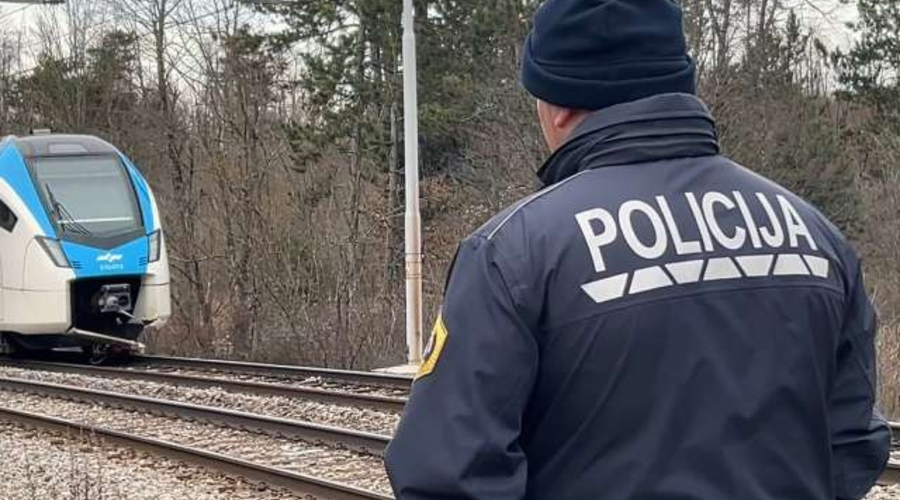 Tragedija pri Postojni: znano je, kakšne poškodbe sta utrpela huje poškodovana delavca iz skupine, v katero je trčil vlak (foto: STA)