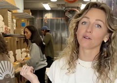 Splet je ogorčen: Meghan Markle se je podala nazaj v igralske vode … kot statistka v oglasu za kavo?