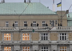 Medtem ko so mladi umirali pod streli, je minister za delo veseljačil