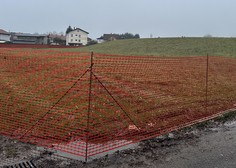 Zemljišče v ljubljanskih Dravljah že zagradili, a začetka gradnje Regentovega kvarta še ne bo