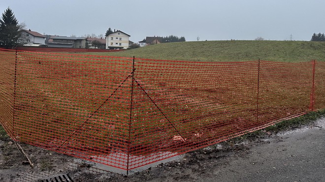Zemljišče v ljubljanskih Dravljah že zagradili, a začetka gradnje Regentovega kvarta še ne bo (foto: Uredništvo)
