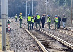 Znane nove podrobnosti o smrtni nesreči: delavci o vožnji vlaka niso bili obveščeni