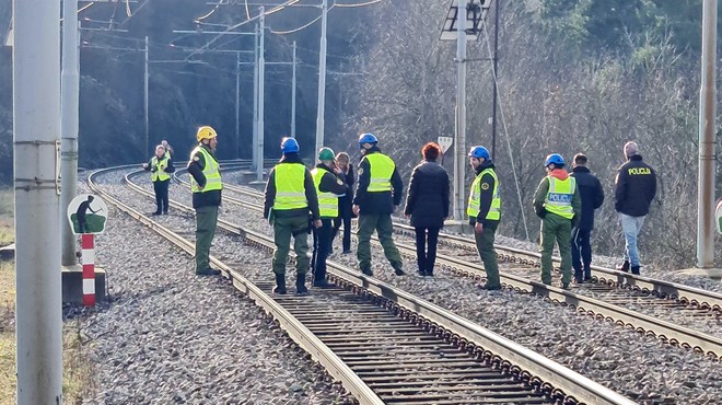 Znane nove podrobnosti o smrtni nesreči: delavci o vožnji vlaka niso bili obveščeni (foto: Bobo)