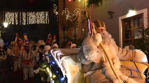 Dedek Mraz po dolgi poti tik pred Ljubljano, kdaj in kje ga lahko srečate?