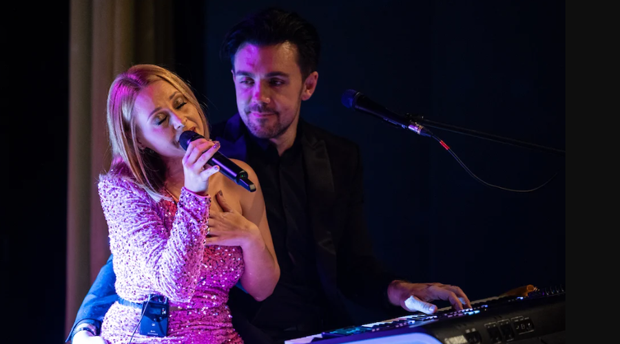 Priljubljeni slovenski glasbeni duo niza uspeh za uspehom (foto: Neo Visuals)