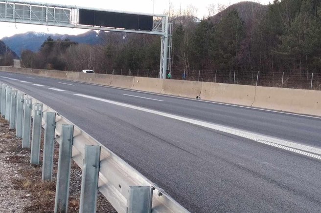 Lahko bi se končalo tragično: to je otrok počel na odseku avtoceste, kjer dnevno prihaja do trčenj (FOTO)