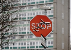 Ljudje so z grozo opazovali: neznanec se je z rokami lotil Banksyjeve umetnine in ... (FOTO)