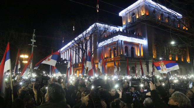 Na božični večer v Beogradu izgredi: zbralo se je več tisoč ljudi, ki so razbili okna in hoteli vdreti v mestno hišo (foto: Profimedia)