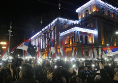 Na božični večer v Beogradu izgredi: zbralo se je več tisoč ljudi, ki so razbili okna in hoteli vdreti v mestno hišo