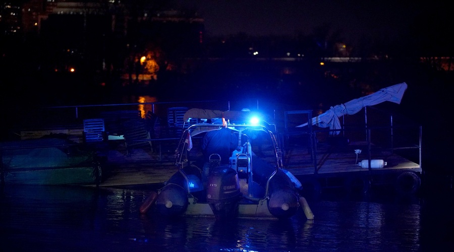 Konec veselja: potonil je splav, na katerem je več sto ljudi uživalo na koncertu (FOTO) (foto: Bobo)