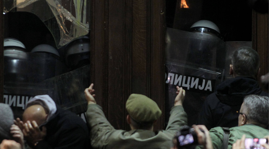 V Beogradu tudi na božični dan protivladni protesti: na ulicah so študentje, opozicija pojasnjuje, kdo je kriv za nasilne izgrede (foto: Profimedia)