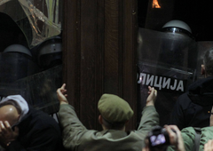 V Beogradu tudi na božični dan protivladni protesti: na ulicah so študentje, opozicija pojasnjuje, kdo je kriv za nasilne izgrede